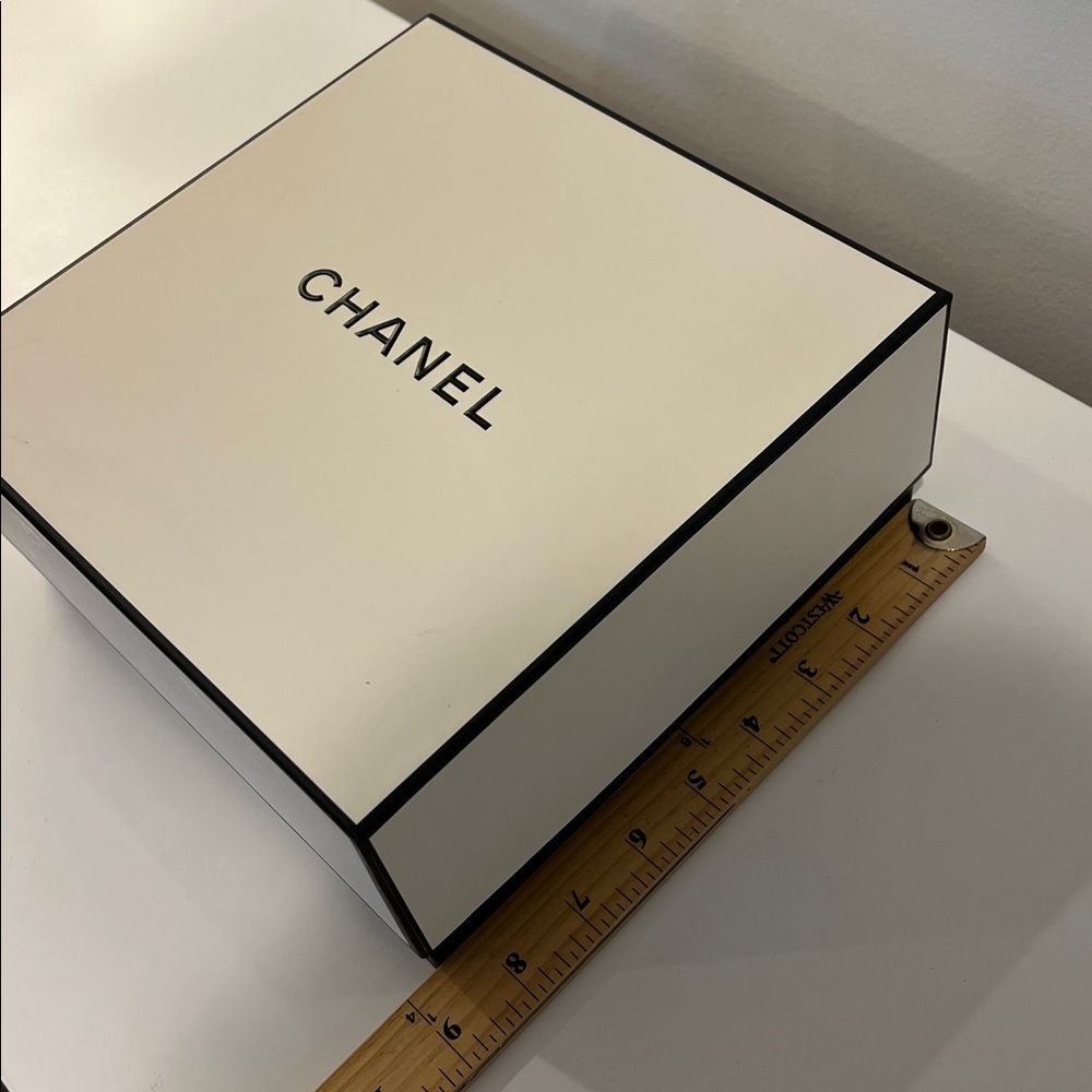 CHANEL Classic White and Black Box - Picture 5 of 5